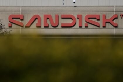 Saham-Saham dengan Pergerakan Terbesar Sebelum Pasar Dibuka: BABA, INTC, SNDK