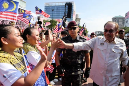 Ujian Pemerintahan Bersatu Malaysia di Bawah PM Anwar Usai Penahanan Rumah Najib