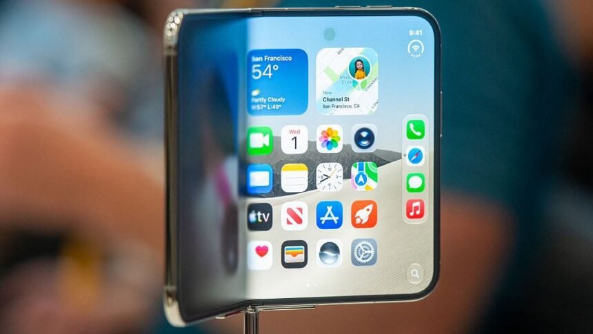 Wawancara dengan VP Rekayasa Perangkat Keras Apple: Kebanggaan atas Ketahanan Engsel iPhone Duo dan Keandalan Ceramic Shield 2, Namun... "Melihat Pelindung Layar di iPhone Membuat Saya Tidak Nyaman"