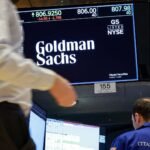 Pergerakan Saham Terbesar Siang Ini: GS, BULL, WS, MU