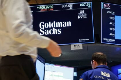 Pergerakan Saham Terbesar Siang Ini: GS, BULL, WS, MU