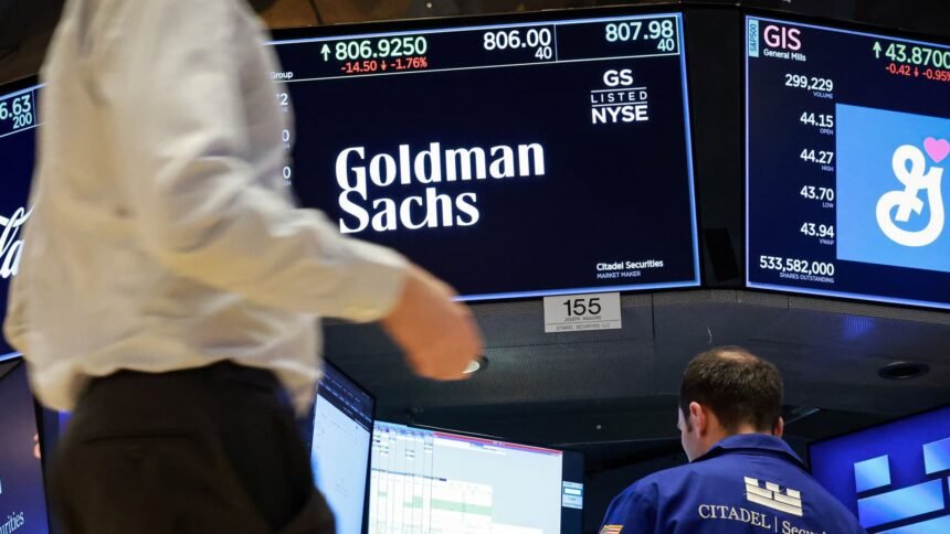 Pergerakan Saham Terbesar Siang Ini: GS, BULL, WS, MU