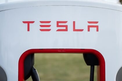 Saham-Saham dengan Pergerakan Terbesar Sebelum Pembukaan Pasar: TSLA, SPCX, AA, CRWV