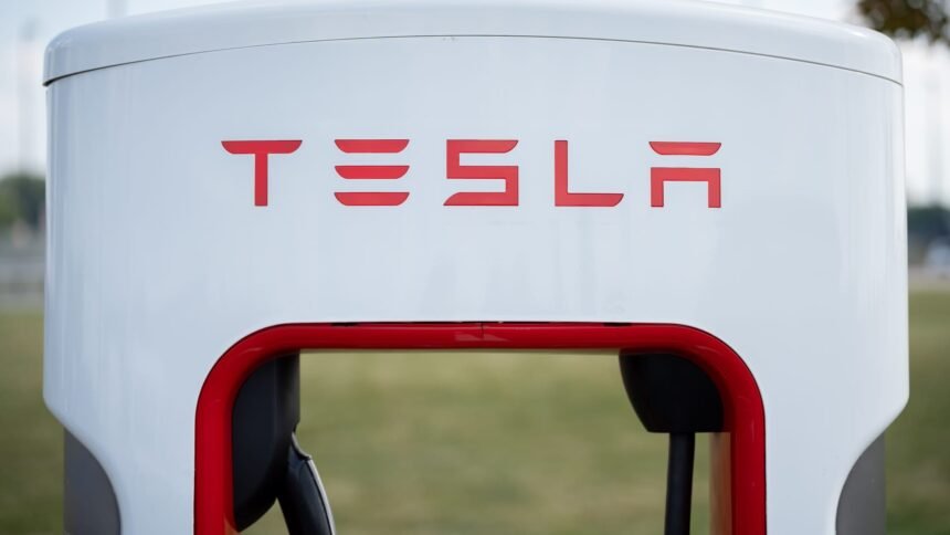 Saham-Saham dengan Pergerakan Terbesar Sebelum Pembukaan Pasar: TSLA, SPCX, AA, CRWV