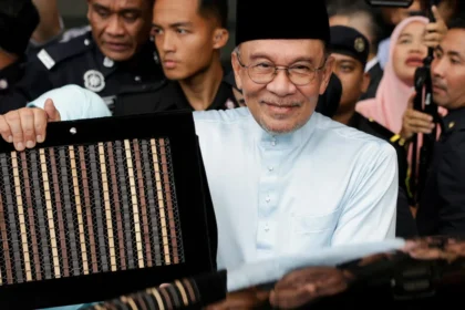 Anggaran Malaysia 2027: Gaji Naik dan Pemotongan Pajak, Tapi Mampukah Pertumbuhan Menopang Itu?