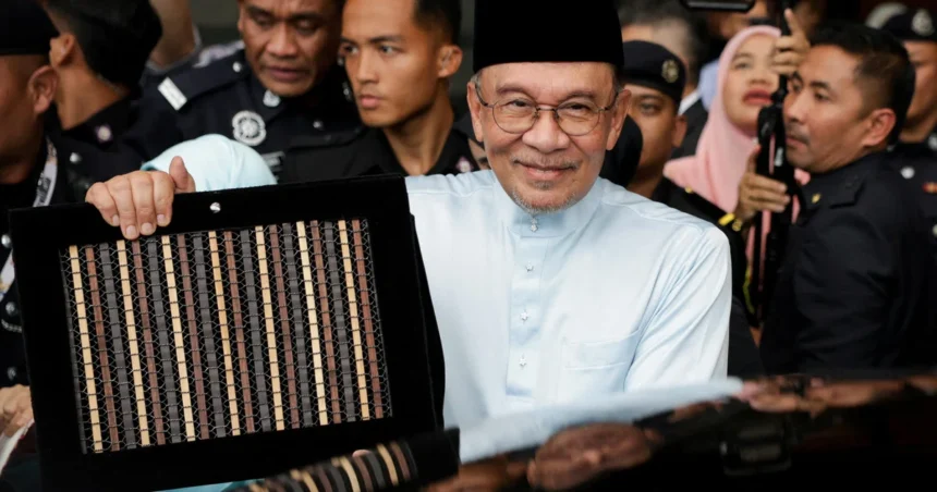 Anggaran Malaysia 2027: Gaji Naik dan Pemotongan Pajak, Tapi Mampukah Pertumbuhan Menopang Itu?