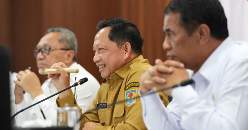 Menjelang Nataru, Mendagri Tito Dorong Percepatan Bansos dan Operasi Pasar untuk Tekan Inflasi Pangan