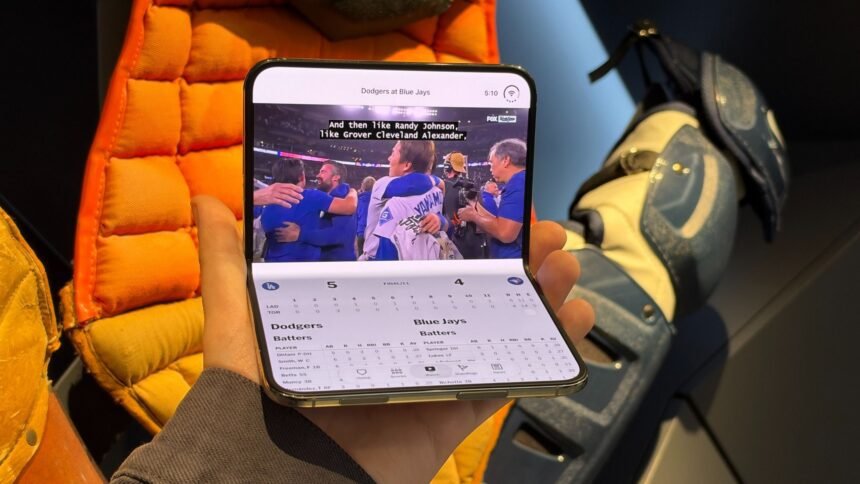 MLB Manfaatkan Layar Lipat iPhone Duo Jelang Seri Dunia!